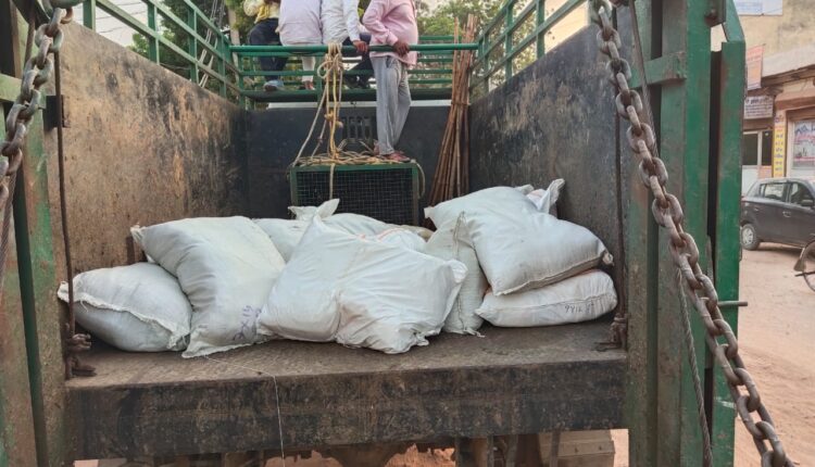 साढ़े तीन किवंटल से अधिक प्रतिबंधित पॉलिथीन रखने वालों पर की कार्यवाही