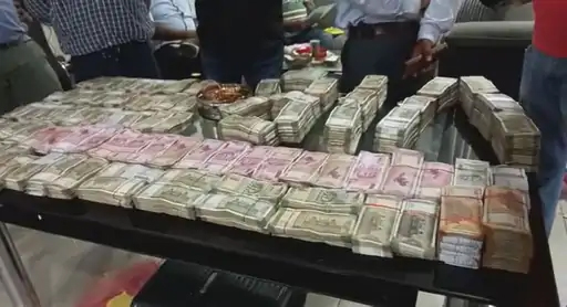 एग्जीक्यूटिव इंजीनियर के घर रेड, सवा 5 करोड़ कैश मिला