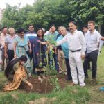 डीसी जितेन्द्र यादव सेक्टर से संवाद कार्यक्रम के तहत में सेक्टर-21ए वासियों से रूबरू हुए