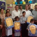 मुथूट मिनी फाइनेंसर के आयोजित कार्यक्रम में राजेश भाटिया द्वारा जरूरतमंद बच्चों को स्कूली बैग वितरण किए