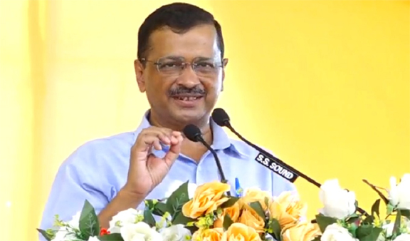 गुजरात में केजरीवाल ने युवाओं से किए 5 वादे, बोले- हर बेरोज़गार को रोज़गार देंगे, बेरोजगारों को प्रतिमाह 3000 का भत्ता