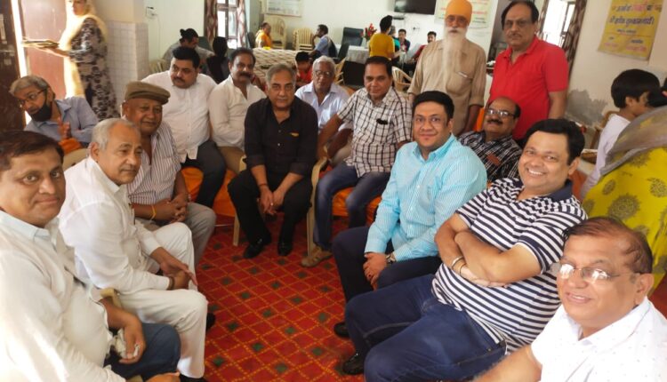 सीनियर सिटीजन फॉर्म सेक्टर 7ए मे आयोजित भंडारे मे पहुंचे युवा नेता अमन गोयल