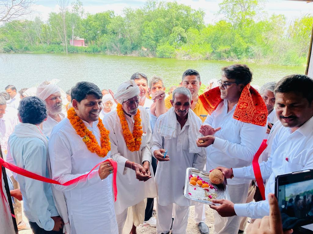पम्प हाउस का रिबन काटकर व स्टार्टर का बटन दबाकर उद्घाटन किया