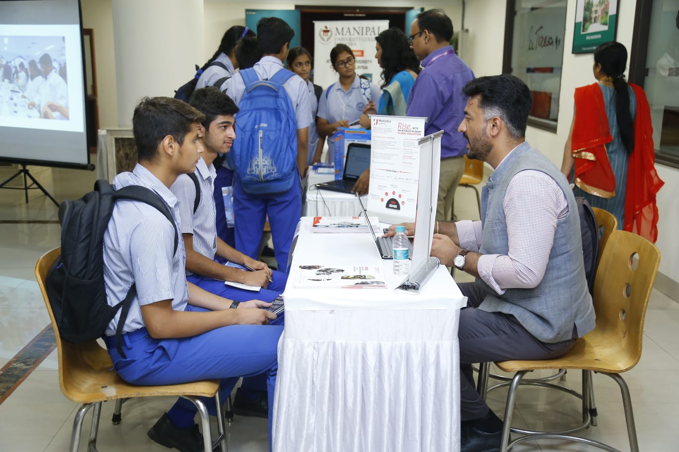 डीपीएसजी फरीदाबाद द्वारा आयोजित ग्लोबल यूनिवर्सिटी फेयर में पहुंचे 400 से अधिक छात्र-छात्राएं ।