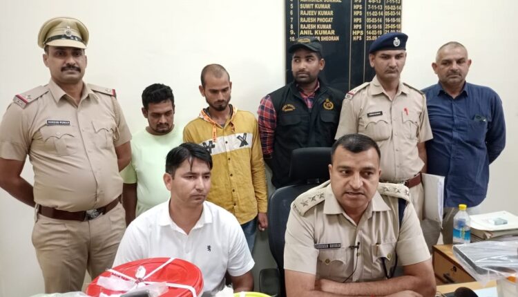 क्राइम ब्रांच बॉर्डर की टीम ने रात्रि गस्त के दौरान 2 आरोपियो को अवैध हथियार के जखीरे के साथ किया गिरफ्तार