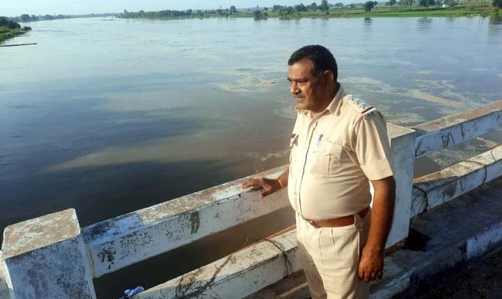 यमुना नदी में पानी के बढ़ते जलस्तर खतरे को ग्राम वासियों को सूचित कर किया सजग