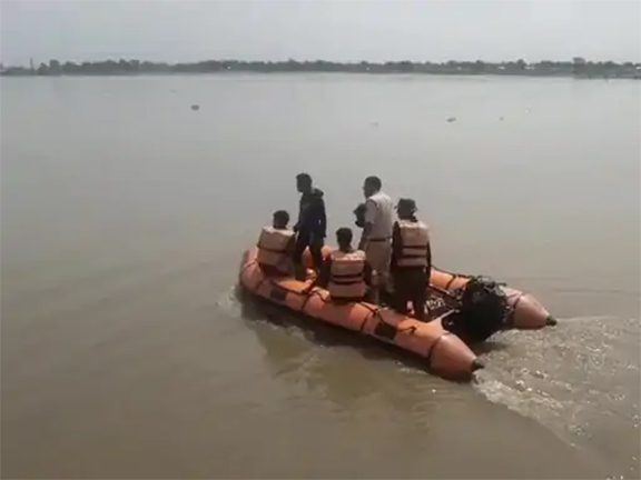 ब्रह्मपुत्र में 30 लोगों से भरी नाव पलटी, असम के धुबरी में हादसा, स्कूली बच्चों और अफसर समेत 7 लापता