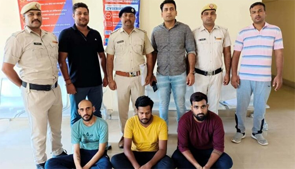लोन दिलाने के नाम पर लोगों से ठगी करने वाले गिरोह का पर्दाफाश करते हुए साइबर थाना सेंट्रल की टीम ने 3 आरोपियो को किया गिरफ्तार