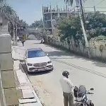 बकाया नहीं मिला तो मर्सिडीज में लगाई आग