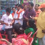 हिंदू महासभा की चेतावनी : करवाचौथ पर मुस्लिमों से न लगवाएं मेहंदी, कहा- बहनों को बहला लेते हैं जिहादी; आधार कार्ड चेक किया