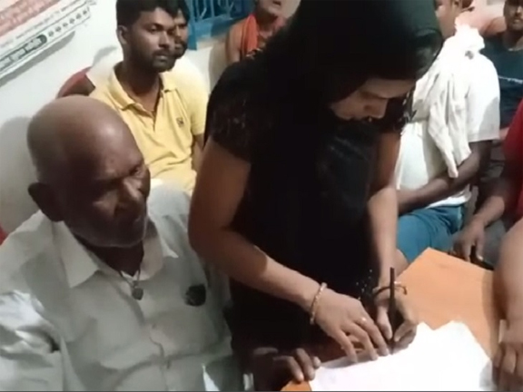 पति का करवा चौथ गिफ्ट, प्रेमी से कराई शादी