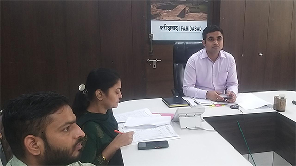 धान की पराली जलाने वाले किसानों के साथ सख्ती से निपटें: मुख्य सचिव संजीव कौशल