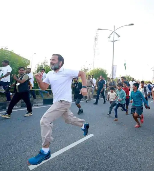 भारत जोड़ो यात्रा में राहुल की रनिंग और डांस