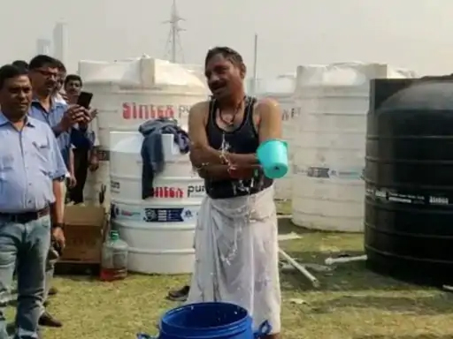 दिल्ली जल बोर्ड डायरेक्टर का यमुना स्नान