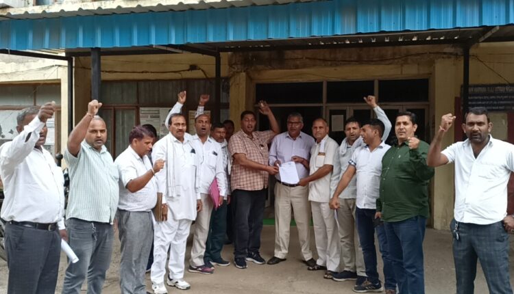 Memorandum submitted to SE Faridabad regarding the stalled salary of raw employees and the caliphate of Skill Employment Corporation