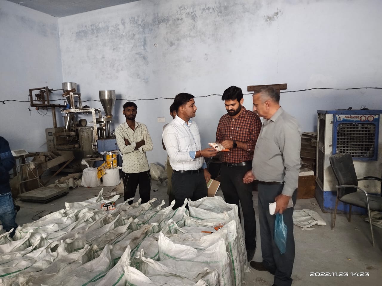 मुख्यमंत्री उड़न दस्ता फरीदाबाद द्वारा टाटा नमक की नकली पैकिंग बनाने वाली फार्म पर की गई कार्यवाही