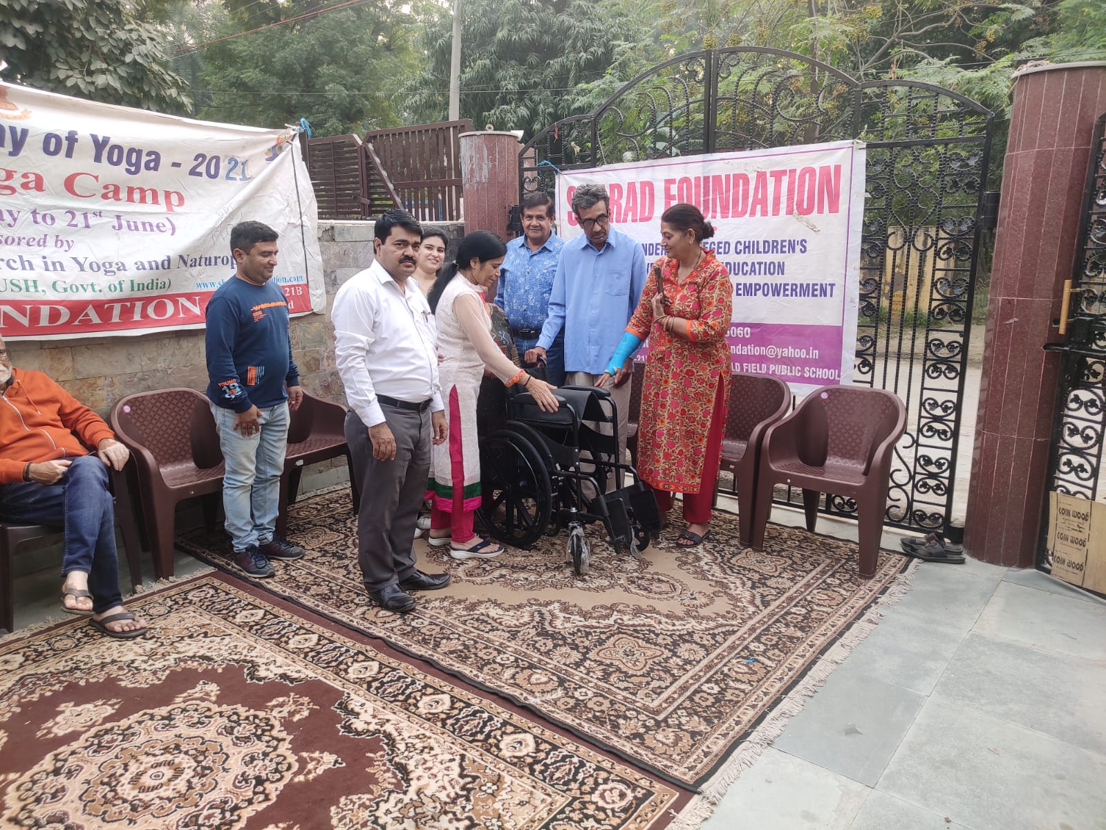 जरूरतमंद दिव्यांग लड़की को शरद फाउंडेशन द्वारा व्हील चेयर डोनेट की गई