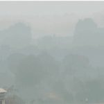 दिल्ली में सांस लेना फिर मुश्किल: पराली की वजह से 418 तक पहुंचा AQI, घना कोहरा छाया