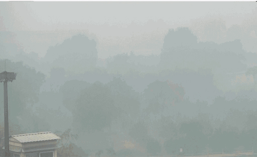 दिल्ली में सांस लेना फिर मुश्किल: पराली की वजह से 418 तक पहुंचा AQI, घना कोहरा छाया