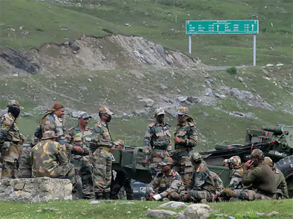 गलवान जैसी घटना पर बोले आर्मी चीफ:चीन ने सीमा पर सेना नहीं घटाई, यहां हालात कभी भी बदल सकते हैं