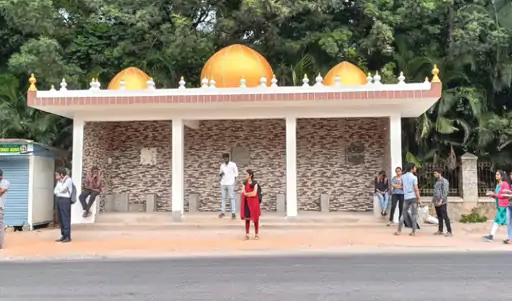 गुंबद वाले बस स्टॉप को BJP सांसद ने मस्जिद कहा: धमकी दी- प्रशासन ने 4 दिन में नहीं गिराया गया तो खुद तोड़ दूंगा