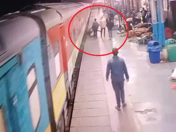 सफाईकर्मी को चलती ट्रेन के आगे धक्का दिया: अंबाला कैंट रेलवे स्टेशन की घटना; कर्मचारी की बांह कटी
