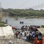 मरम्मत ही मोरबी पुल टूटने की वजह: एल्युमिनियम फ्लोर से वजन बढ़ा, पुराने तार टूट गए