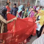 अस्पताल के सामने सड़क पर बच्चे का जन्म:महिला को भर्ती नहीं किया तो महिलाओं ने चादर से ढंका, पुरुष ने कराई डिलीवरी