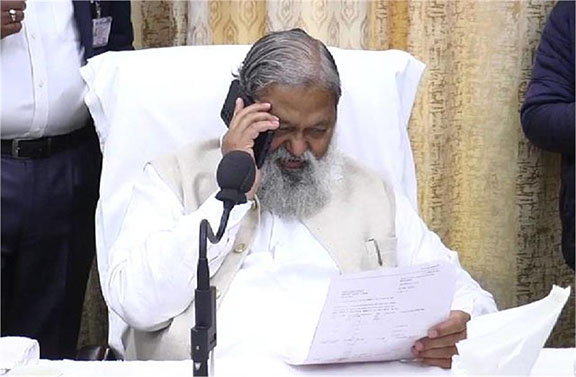 जनता दरबार में गब्बर अवतार में दिखे विज, SP को फोन कर बोले- “कार्रवाई करो वरना मैं आ रहा हूं”