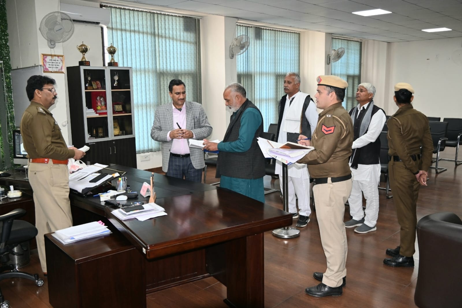 Distt police superintendent ( palwal ) ने अपने कार्यालय मे लगाया जनता दरबार