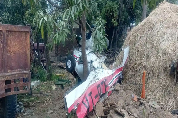 Trainee plane crash in Rewa, one pilot killed: first hit the tree, then the peak of the temple, people came out of the house in panic