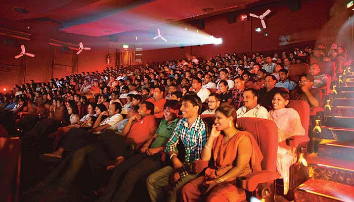 सिनेमा हॉल में बिकते रहेंगे महंगे पॉपकॉर्न-समोसे: SC ने कहा- थिएटर को नियम-शर्तें तय करने का अधिकार, ग्राहक चाहे तो न खरीदे