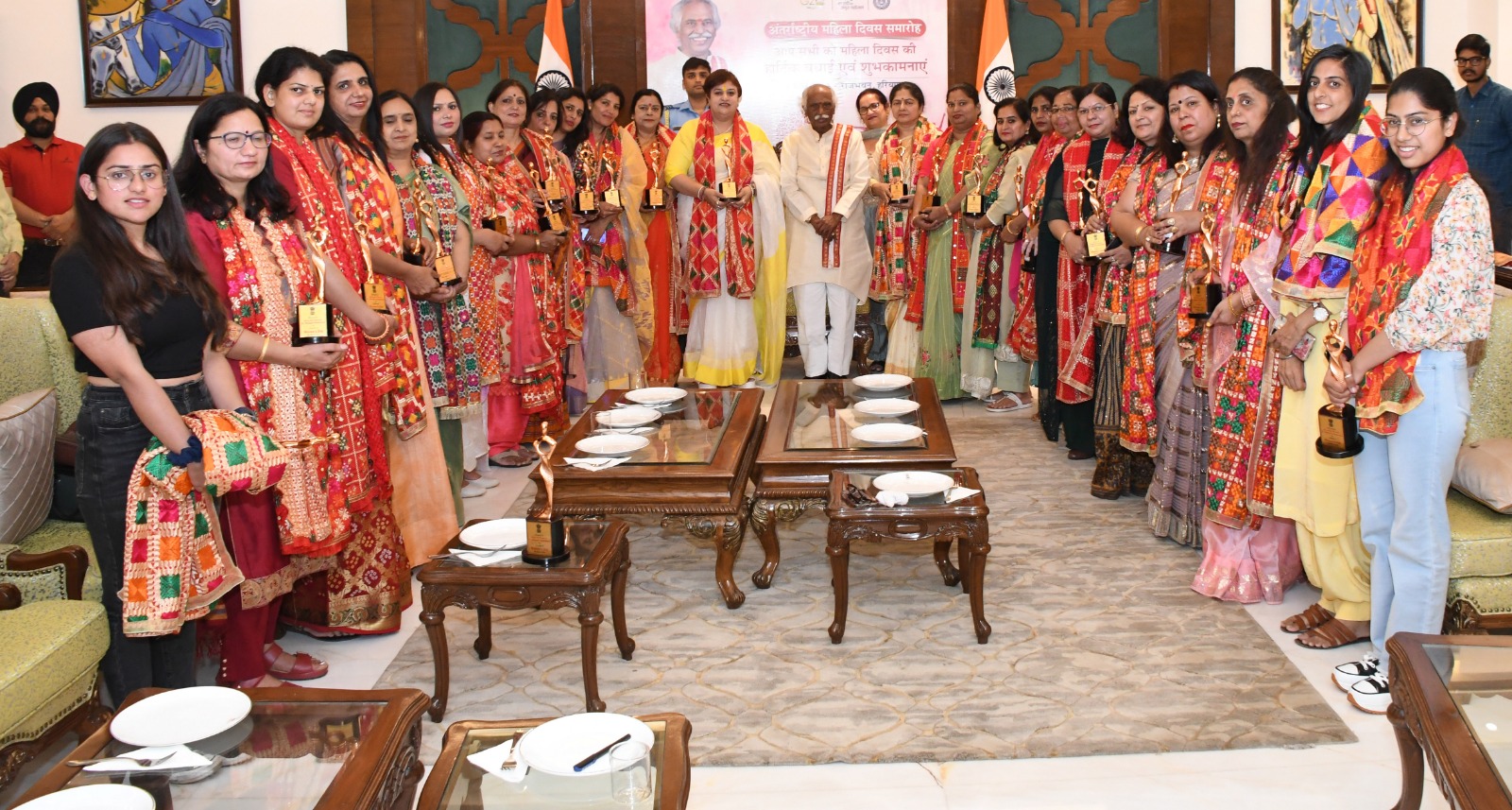राज्यपाल बंडारु दत्तात्रेय ने रंजीता मेहता को महिला पुरस्कार से सम्मानित