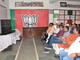 Former Industries Minister Vipul Goyal along with hundreds of workers listened to the 100th episode of Mann Ki Baat at his office