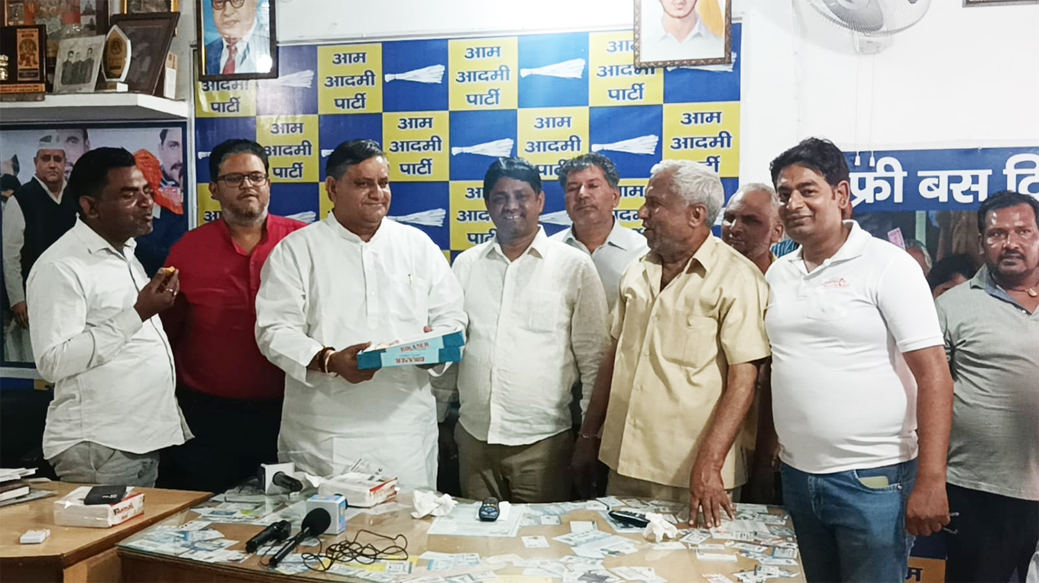 राष्ट्रीय पार्टी बनने पर आप जिला कार्यालय पर बटे लड्डू
