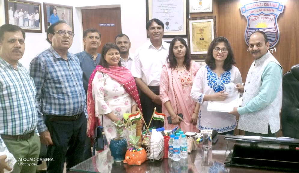 Agrawal College girl students won prizes in state-level competition