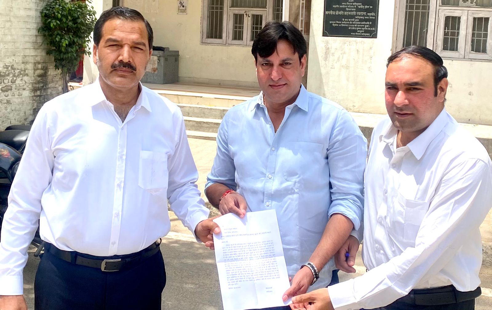 कुत्ते की नसबंदी व एंटी रेबीज वैक्सीन के लिए नगर निगम के एडिशनल कमिश्नर गौरव अंतिल से मिलकर कर दी लिखित शिकायत