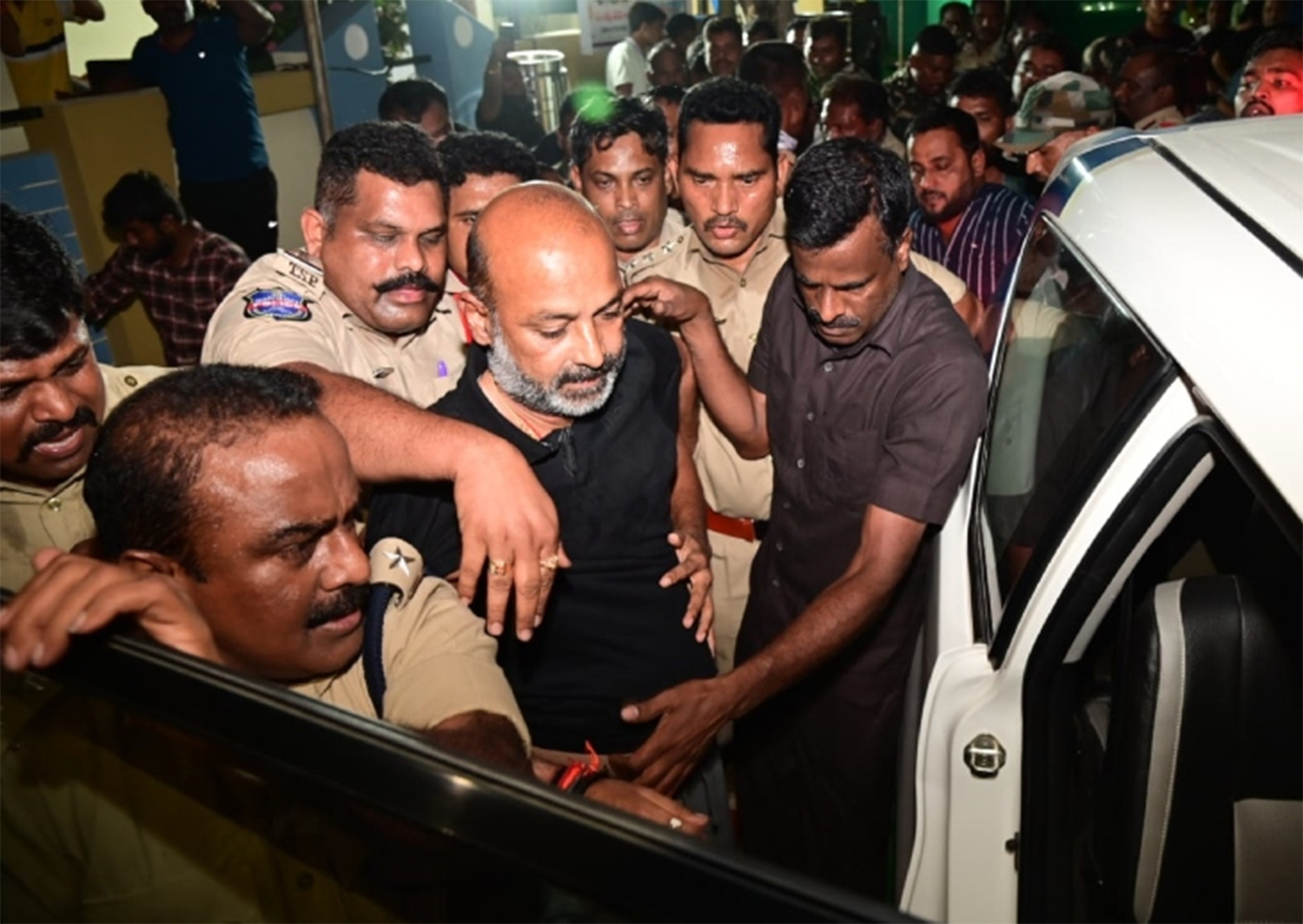 पेपर लीक केस में तेलंगाना BJP अध्यक्ष गिरफ्तार