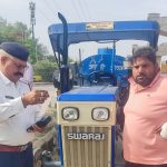 ट्रैफिक नियमों के उल्लंघन करने वाले ट्रैक्टर ट्रॉली ट्रॉली के 27 काटे चालान