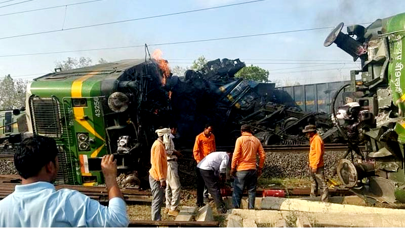 दो मालगाड़ियों के बीच हुई टक्कर, लोको पायलट की मौत