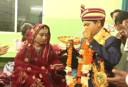 दुल्हन बीमार हुई तो दूल्हा बारात लेकर अस्पताल पहुंचा, वार्ड में डॉक्टर-मरीजों के बीच लिए 7 फेरे