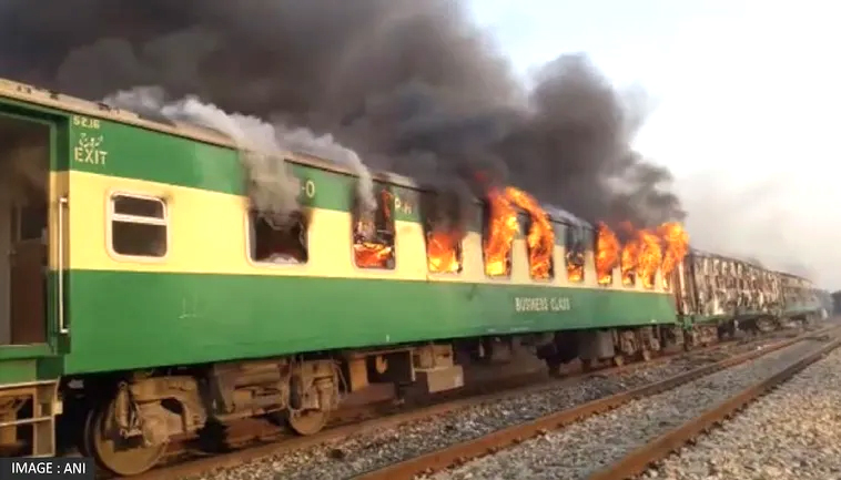पाकिस्तान में ट्रेन में आग:कराची एक्सप्रेस की बोगी में 4 बच्चों समेत 7 की मौत