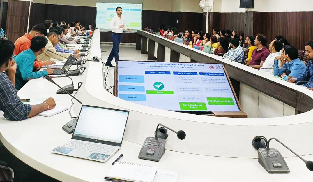 ई-अधिगम कार्यक्रम के तहत कार्यशाला में किया मास्टर ट्रेनर को किया तैयार : डीसी विक्रम सिंह