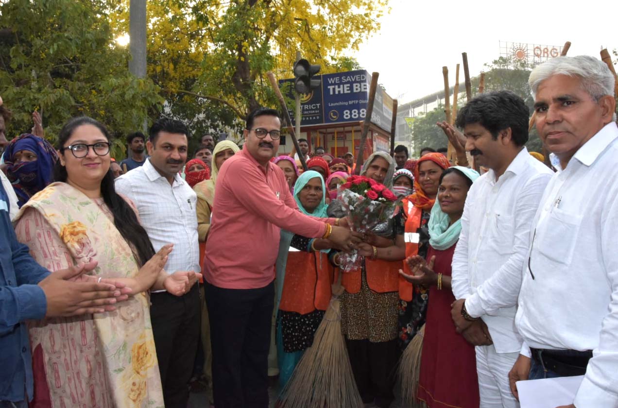 Make cleanliness campaign a mass movement: Subhash Chandra