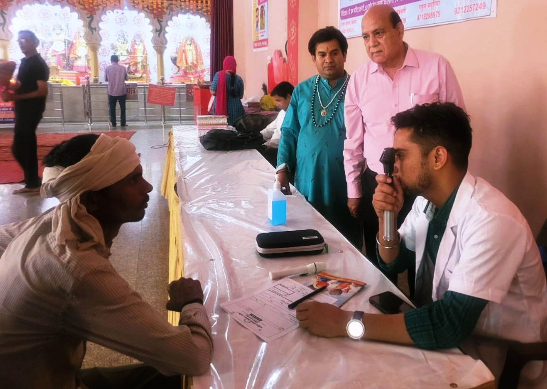 नेत्र जांच शिविर में 250 लोगों ने कराई आंखों की जांच