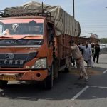 हाईवे पार करते समय महिला को ट्रक ने कुचला, मौत