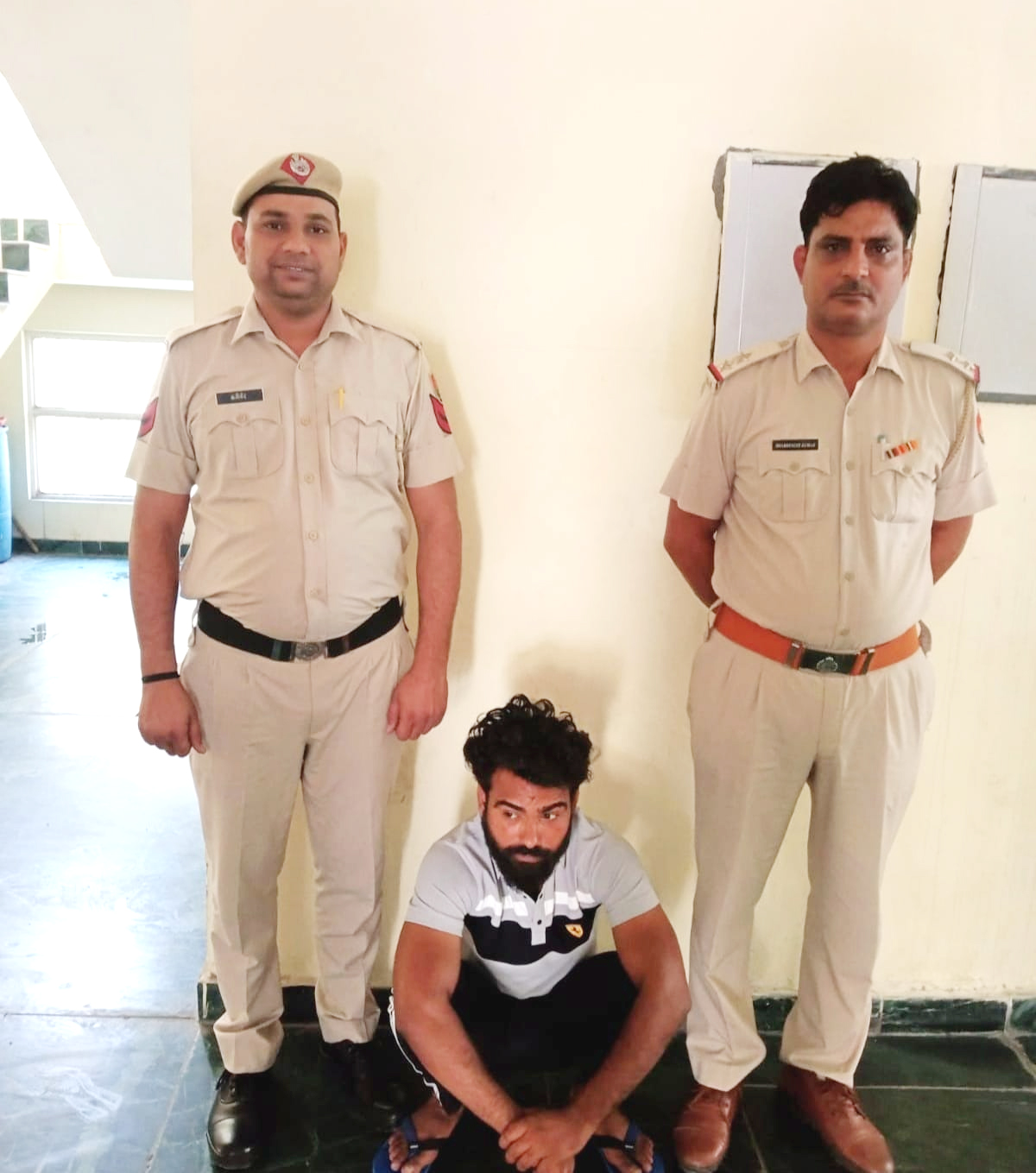 10 लाख रुपए की रंगदारी मांगने व जान से मारने की धमकी देने के मामले में एक आरोपी को अवैध हथियार सहित किया गिरफ्तार