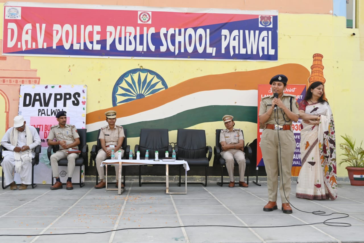 Distt Police , Palwal ने साइबर अपराध से बचाव हेतु स्कूलों में किए जागरूकता सेमिनार आयोजित