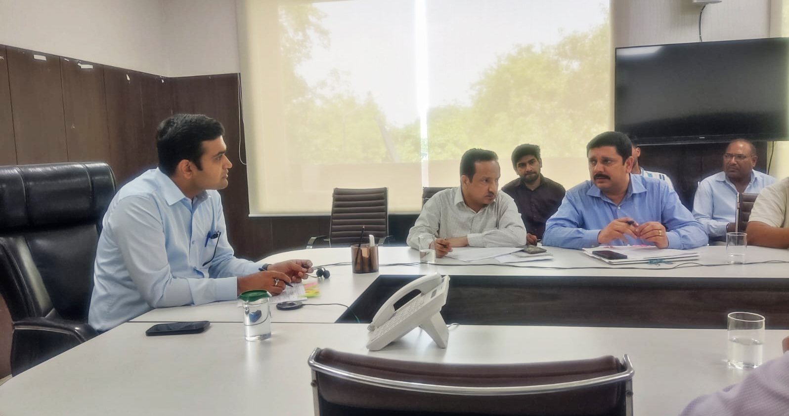 डीसी विक्रम सिंह ने की तालाबों के पुर्नउद्धार के लिए अमृत सरोवर योजना की समीक्षा