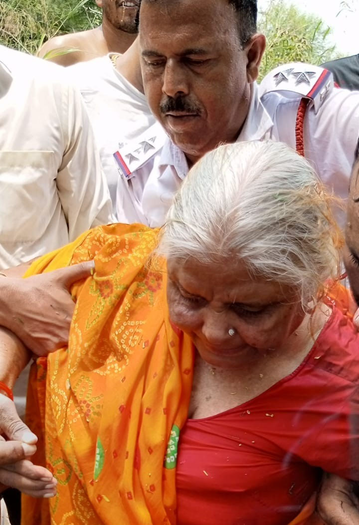 यातायात पुलिस ने अपनी जान की परवाह न करते हुए आगरा कैनाल में पैर फिसल ने से गिरी महिला की जान बचाकर दिया उत्कृष्ट सेवा का परिचय